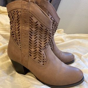 Style & Co. Dylan Almond Cowboy Boots NWOT